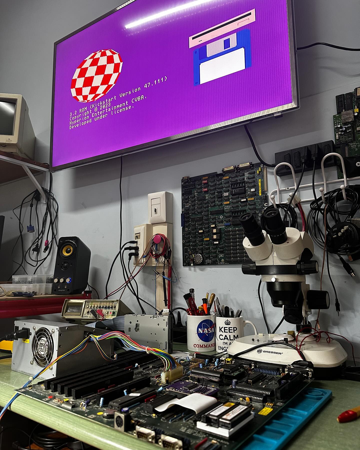 Area strumenti e retro console in test